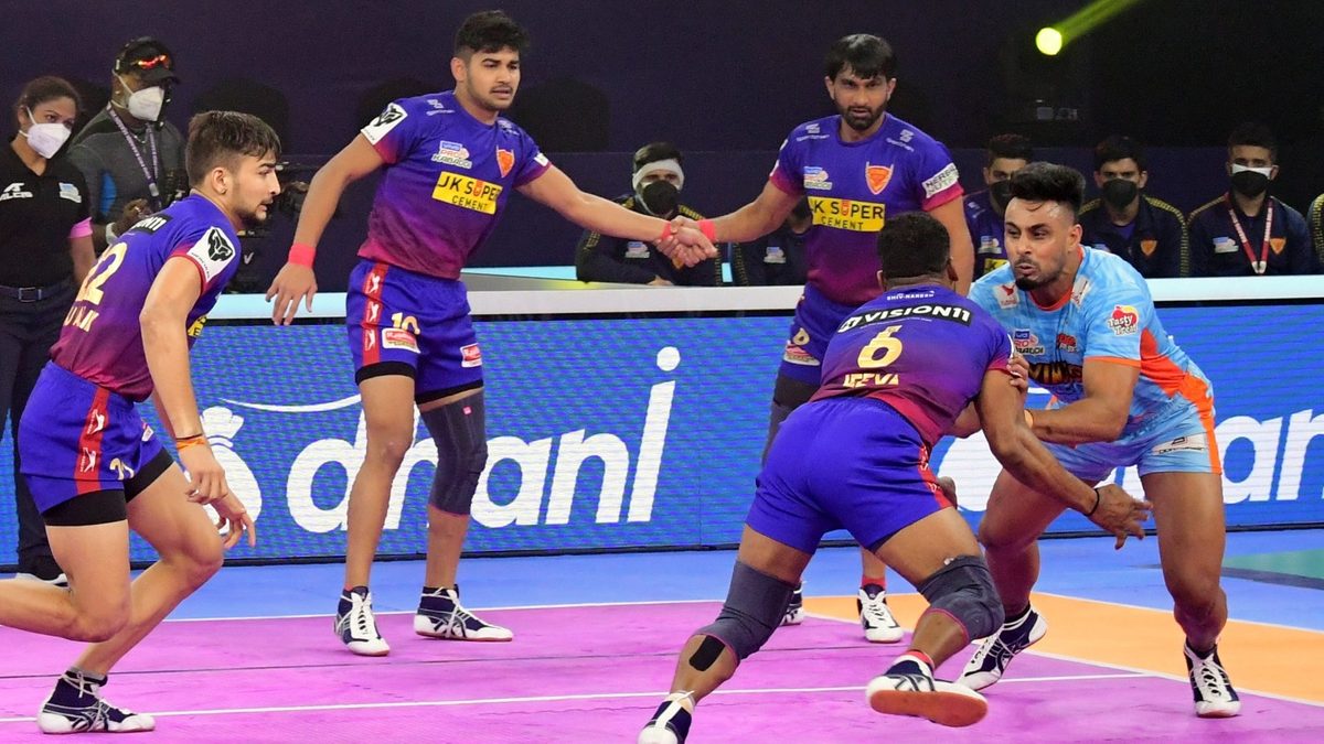 Maninder Singh of Bengal Warriors goes head to head with Jeeva Kumar of Dabang Delhi K.C. in Match 106 of VIVO Pro Kabaddi League Season 8