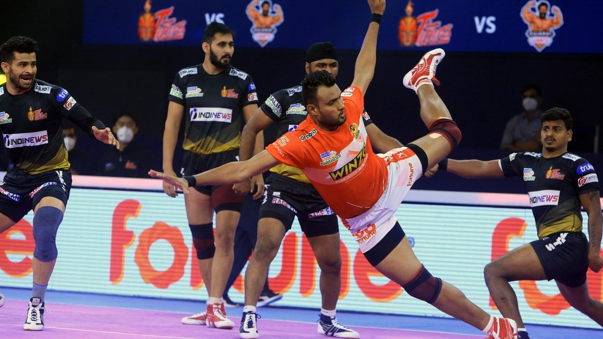 Mahendra Rajput of Gujarat Giants looks to display his acrobatic skills against Telugu Titans in Match 105 of VIVO Pro Kabaddi League Season 8
