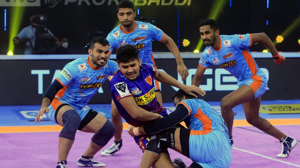 Naveen Kumar of Dabang Delhi K.C. tries to get past the Bengal Warriors defenders in Match 106 of VIVO Pro Kabaddi League Season 8