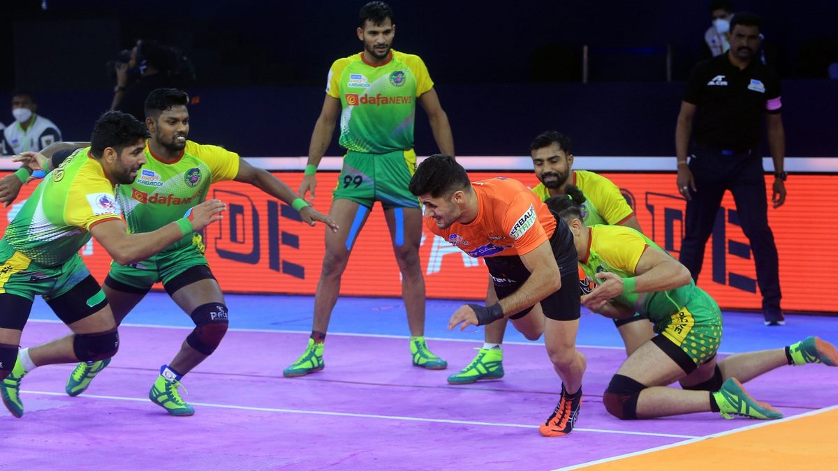 Mohammadreza Chiyaneh of Patna Pirates grabs Mohsen Maghsoudlou of U Mumba in Match 47 of VIVO Pro Kabaddi League Season 8.