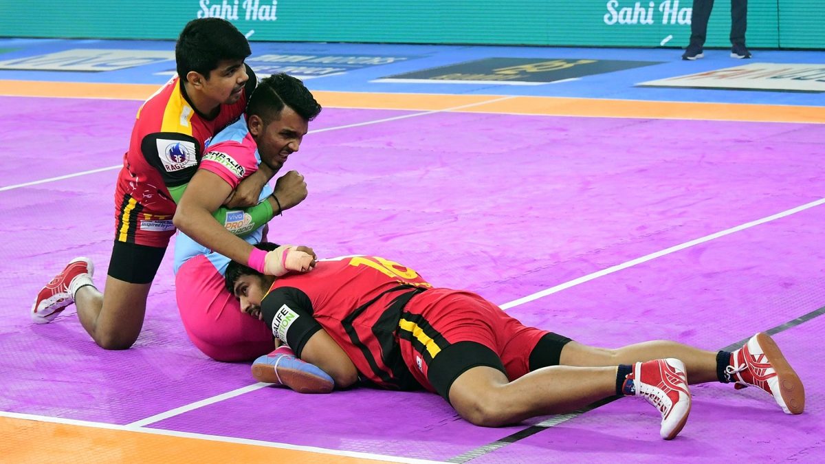Arjun Deshwal of Jaipur Pink Panthers is captured by the Bengaluru Bulls' defenders in Match 114 of VIVO Pro Kabaddi League Season 8