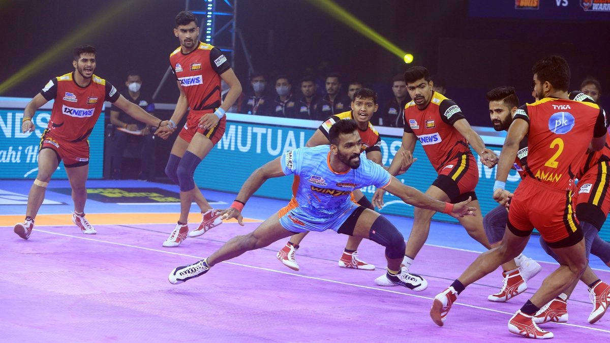 Sukesh Hegde of Bengal Warriors tries to get a point off the Bengaluru Bulls' defenders in Match 14 of VIVO Pro Kabaddi League Season 8
