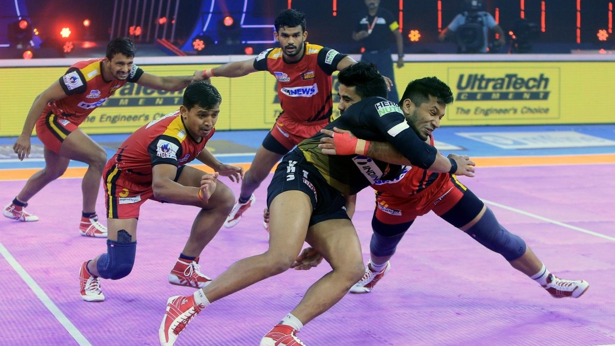 T. Adarsh is tackled by Bengaluru Bulls' defence in Match 74 of VIVO Pro Kabaddi League Season 8.