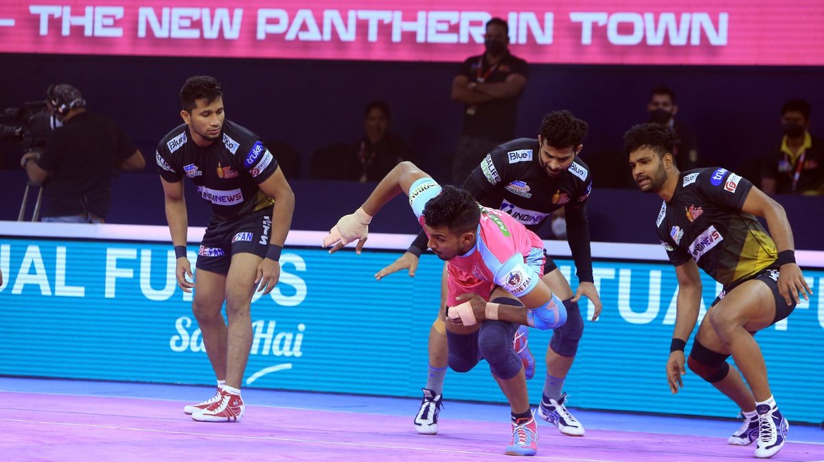 Arjun Deshwal of Jaipur Pink Panthers goes for the bonus against Telugu Titans in Match 123 of VIVO Pro Kabaddi League Season 8