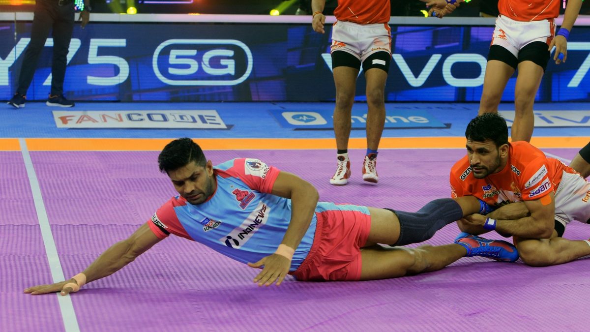 Deepak Hooda of Jaipur Pink Panthers gets a point off Pardeep Kumar of Gujarat Giants in Match 100 of VIVO Pro Kabaddi League Season 8