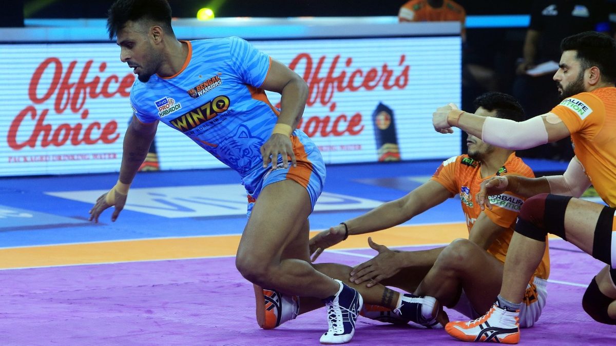 Maninder Singh of Bengal Warriors escapes from the Puneri Paltans’ defense in Match 43 of VIVO Pro Kabaddi League Season 8.