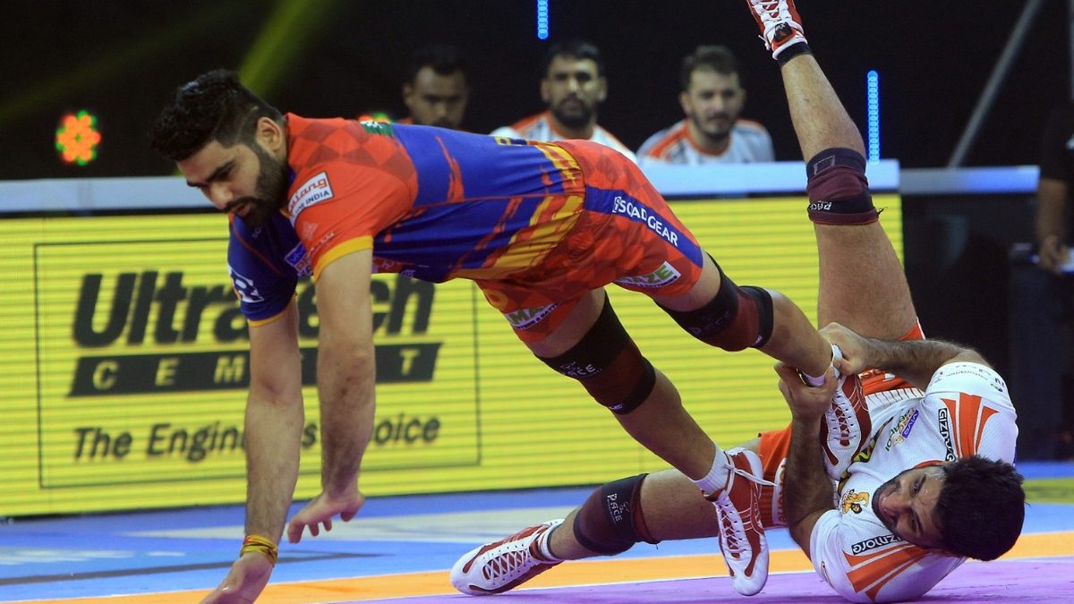 Pardeep Narwal of U.P. Yoddha shows his acrobatic skills against Gujarat Giants in Match 115 of VIVO Pro Kabaddi League Season 8