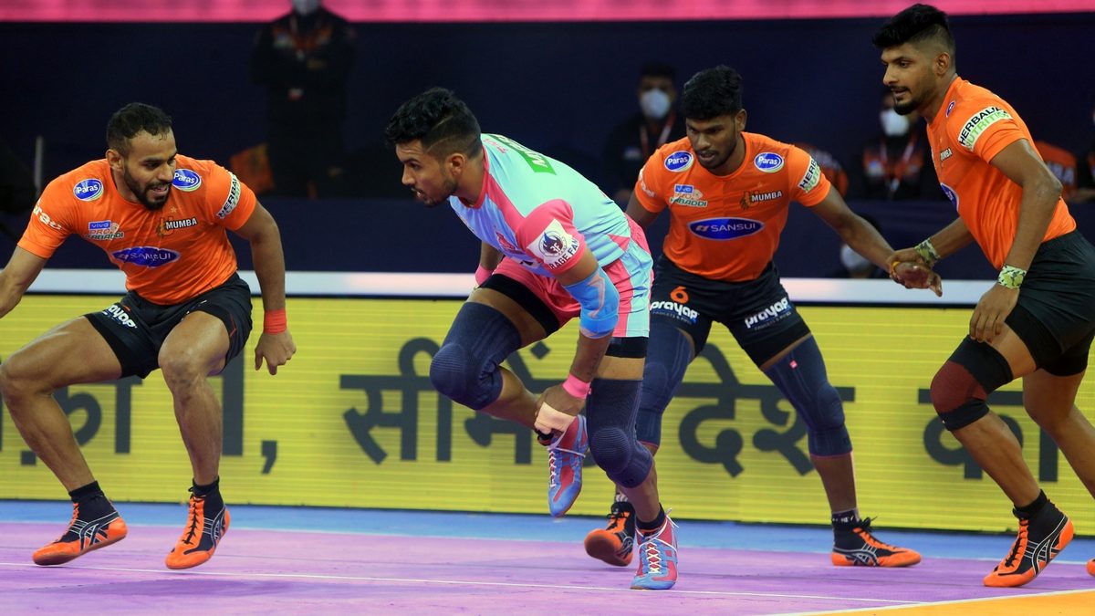 Arjun Deshwal of Jaipur Pink Panthers preys around the U Mumba defence in Match 119 of VIVO Pro Kabaddi League Season 8