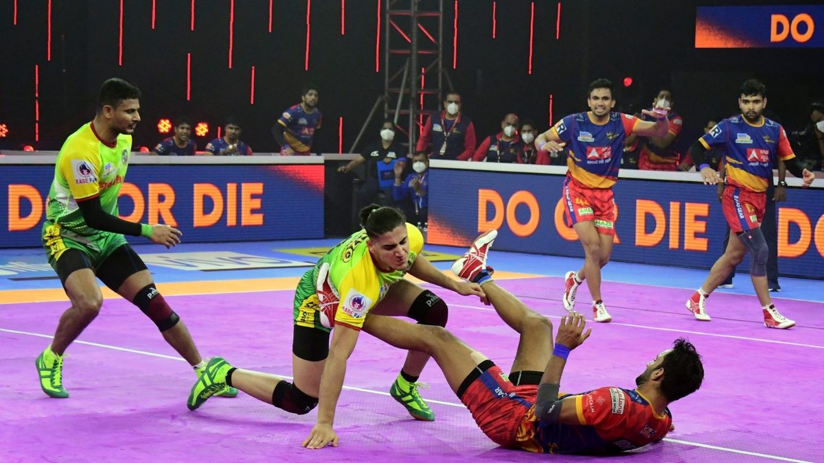 Surender Gill of U.P. Yoddhas gets a successful point of Mohammadreza Chiyaneh of Patna Pirates in Match 88 of VIVO Pro Kabaddi League Season 8