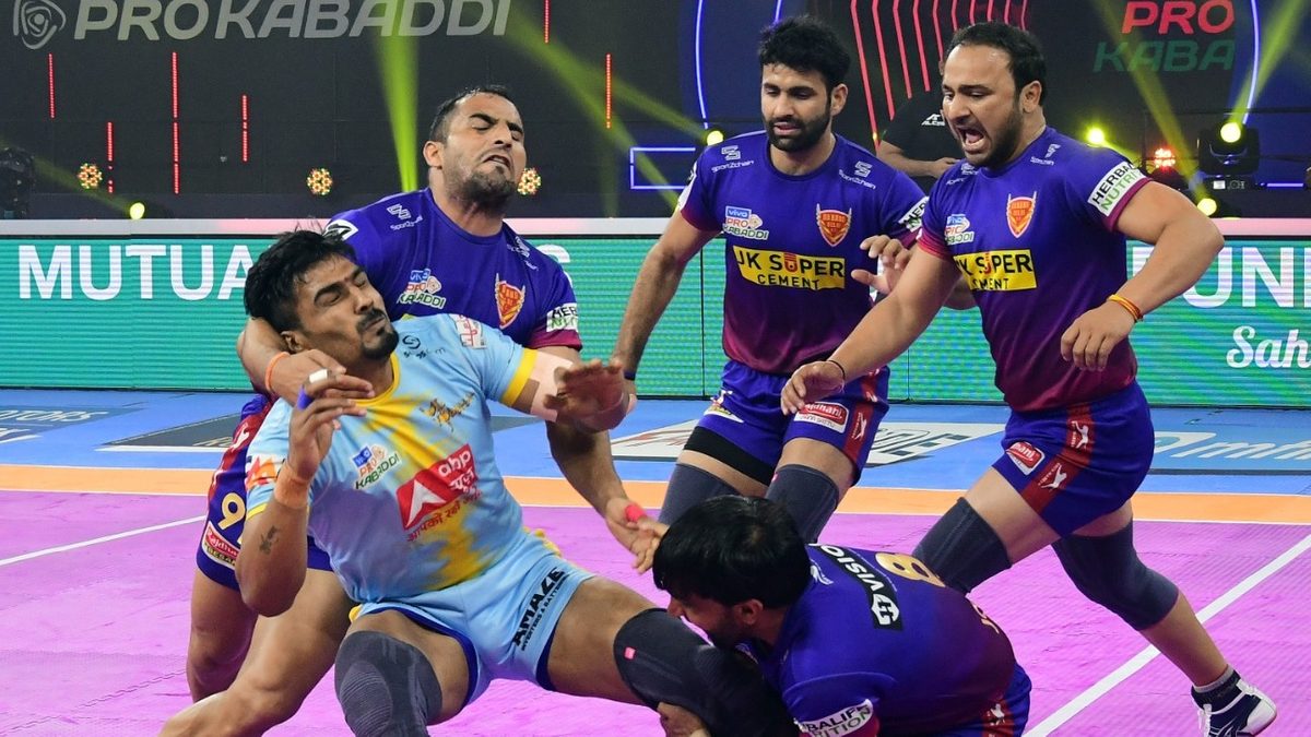 Sandeep Narwal and Joginder Narwal of Dabang Delhi K.C. stop Shrikant Jadhav of U.P. Yoddha from completing his raid in Match 117 of VIVO Pro Kabaddi League Season 8