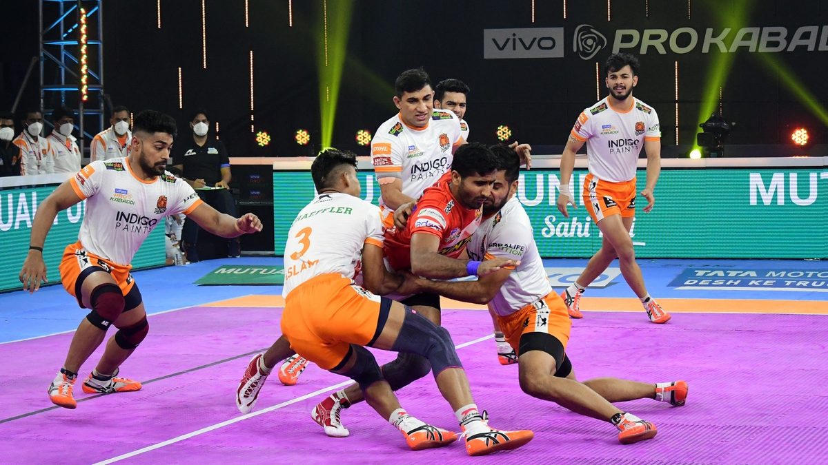 Rakesh of Gujarat Giants finds it difficult to get past the Puneri Paltan's defence in Match 118 of VIVO Pro Kabaddi League Season 8
