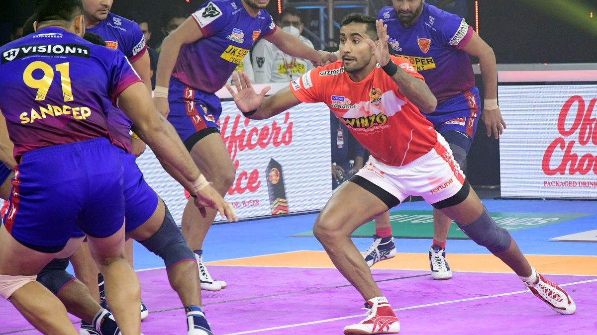 Rakesh of Gujarat Giants looks for a point against Dabang Delhi K.C. in Match 13 of VIVO Pro Kabaddi League Season 8