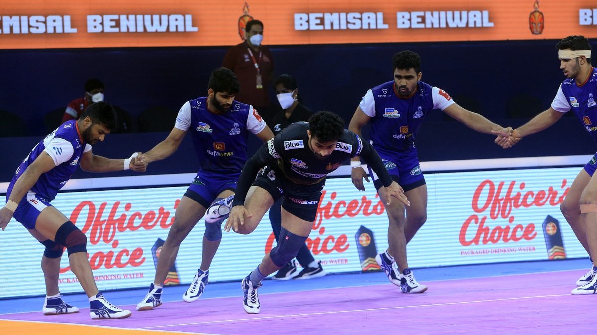 Telugu Titans' Ankit Beniwal tries to get a point off the Haryana Steelers' defence in Match 77 of VIVO Pro Kabaddi League Season 8. 