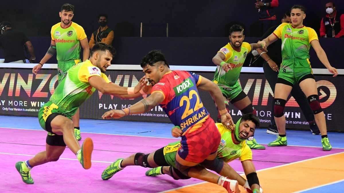 Shrikant Jadhav of U.P. Yoddhas tries his best to get away from the Patna Pirates' defense in Match 88 of VIVO Pro Kabaddi League Season 8