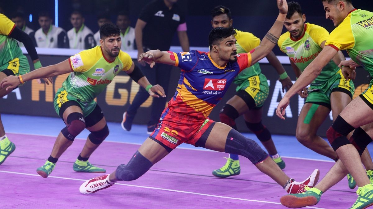 Shrikant Jadhav of U.P. Yoddha tries to get a point off the Patna Pirates' defence in Match 10 of VIVO Pro Kabaddi League Season 8