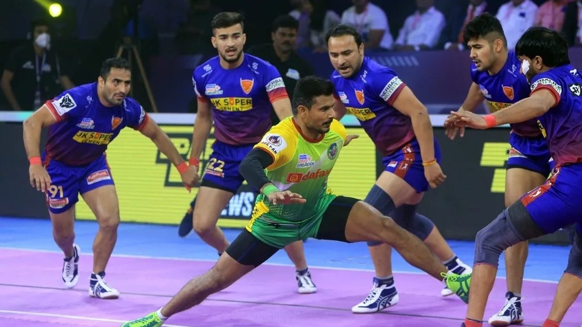 Patna Pirates' captain Prashant Kumar goes full stretch at the Dabang Delhi K.C. defenders in Final of VIVO Pro Kabaddi League Season 8