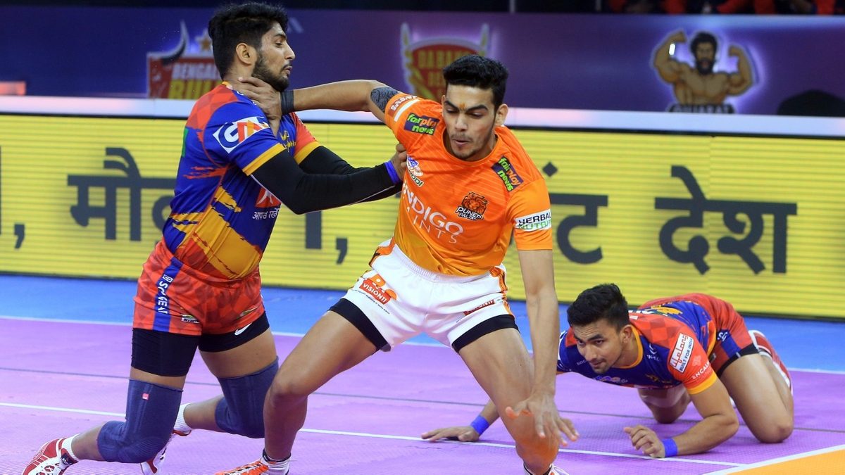 U.P. Yoddha's Nitesh Kumar tries to push away Puneri Paltan's Mohit Goyat in Eliminator 1 of VIVO Pro Kabaddi League Season 8
