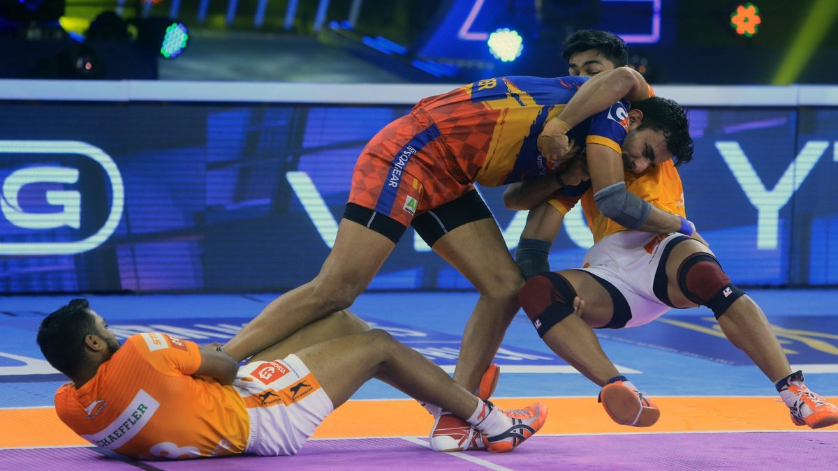 Surender Gill fails to get past Puneri Paltan's Abinesh Nadarajan and Aslam Inamdar in Match 79 of VIVO Pro Kabaddi League Season 8.