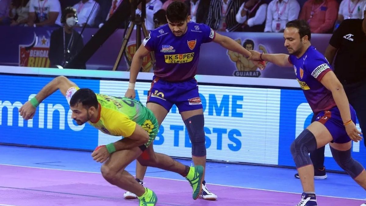 Patna Pirates' Sachin tries to get a point off Dabang Delhi K.C.'s Naveen Kumar in Final of VIVO Pro Kabaddi League Season 8
