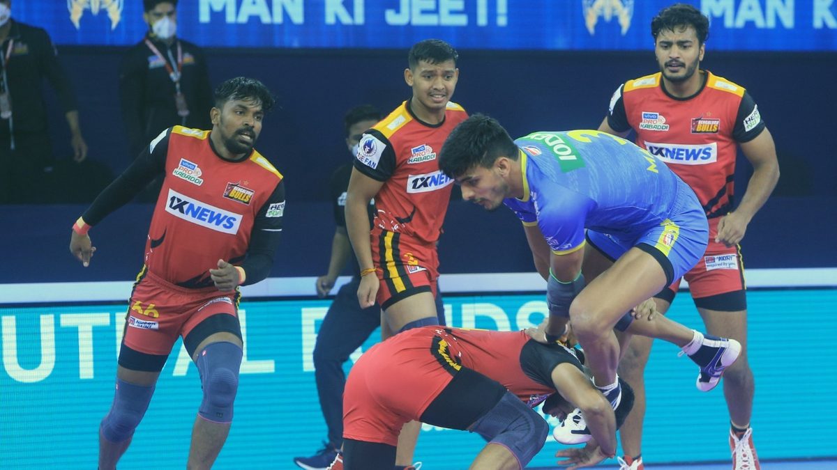 Manjeet of Tamil Thalaivas displays his acrobatic skills against the Bengaluru Bulls in Match 83 of VIVO Pro Kabaddi League Season 8
