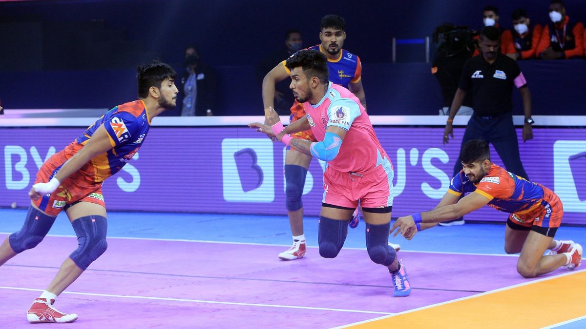 Arjun Deshwal of Jaipur Pink Panthers looks to run away from the U.P. Yoddha's defenders in Match 16 of VIVO Pro Kabaddi League Season 8