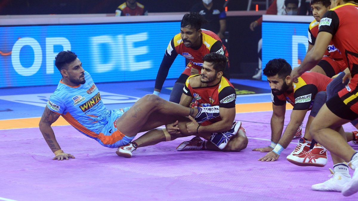 Saurabh Nandal of Bengaluru Bulls grabs Maninder Singh of Bengal Warriors in Match 14 of VIVO Pro Kabaddi League Season 8
