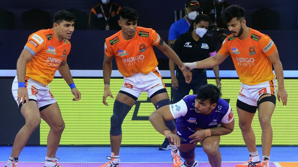 Haryana Steelers' Ashish tries for the bonus point against Puneri Paltan U.P. Yoddha's Surender Gill is blocked by the Jaipur Pink Panthers' defenders in Match 108 of VIVO Pro Kabaddi League Season 8