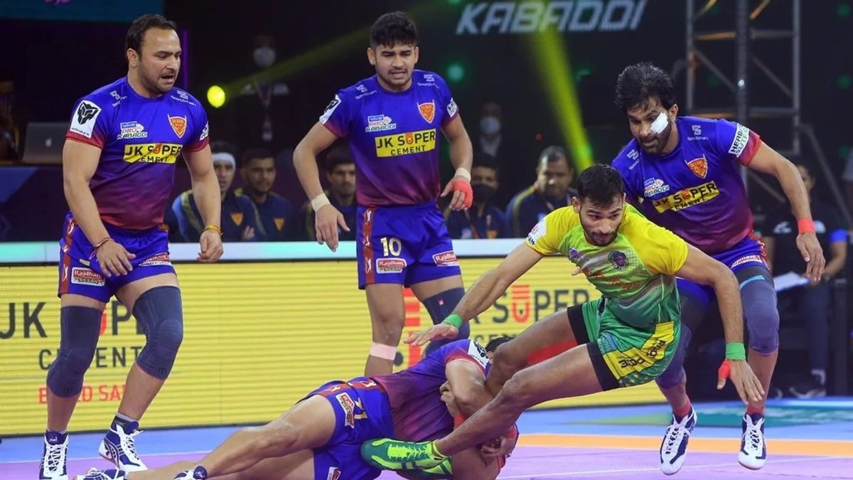 Dabang Delhi K.C.'s Sandeep Narwal grabs hold of Patna Pirates' Sachin in Final of VIVO Pro Kabaddi League Season 8