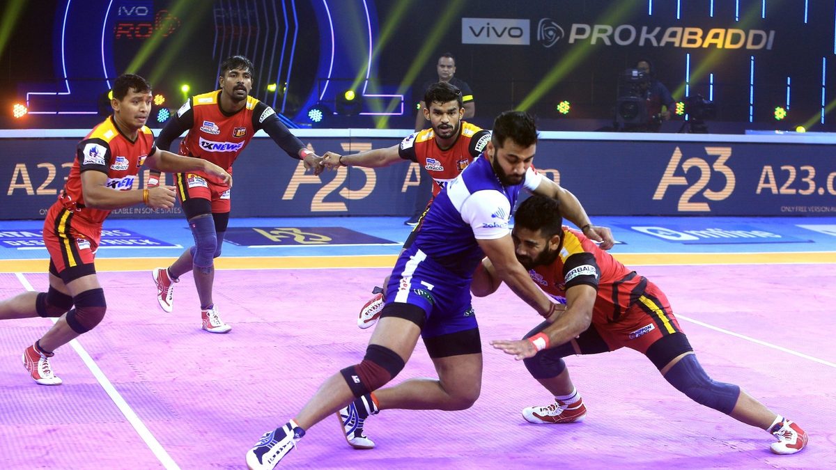 Bengaluru Bulls' Mahender Singh stops Haryana Steelers' Rohit Gulia from completing his raid in Match 22 of VIVO Pro Kabaddi League Season 8