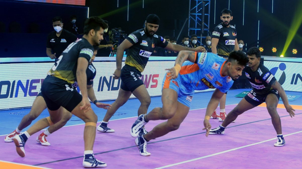 Maninder Singh of Bengal Warriors runs for his half after picking up a point against Telugu Titans in Match 101 of VIVO Pro Kabaddi League Season 8