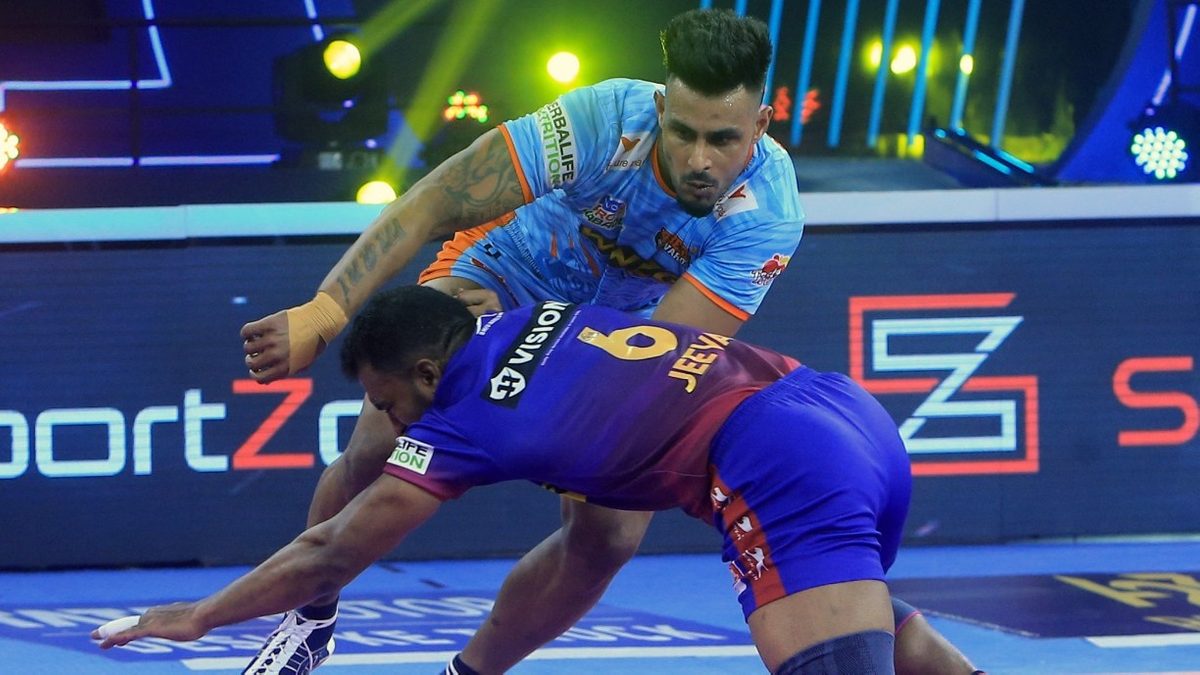 Maninder Singh of Bengal Warriors tries to escape from Jeeva Kumar of Dabang Delhi K.C. in Match 106 of VIVO Pro Kabaddi League Season 8