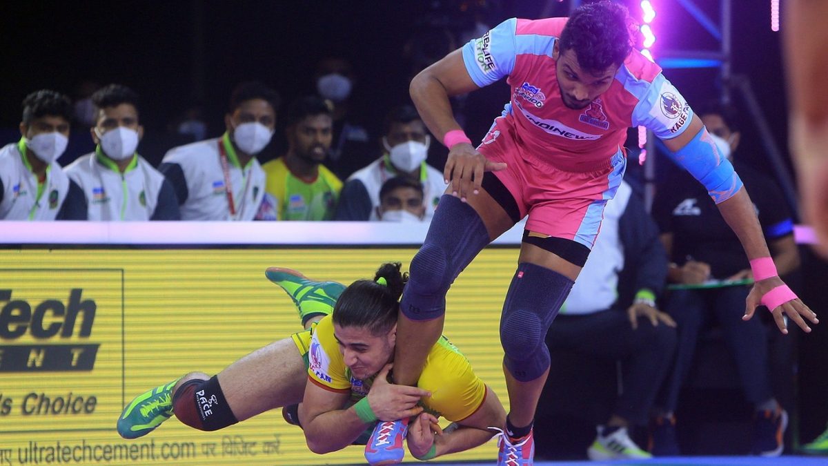Arjun Deshwal of Jaipur Pink Panthers tries to escape from Mohammadreza Chiyaneh of Patna Pirates in Match 53 of VIVO Pro Kabaddi League Season 8.