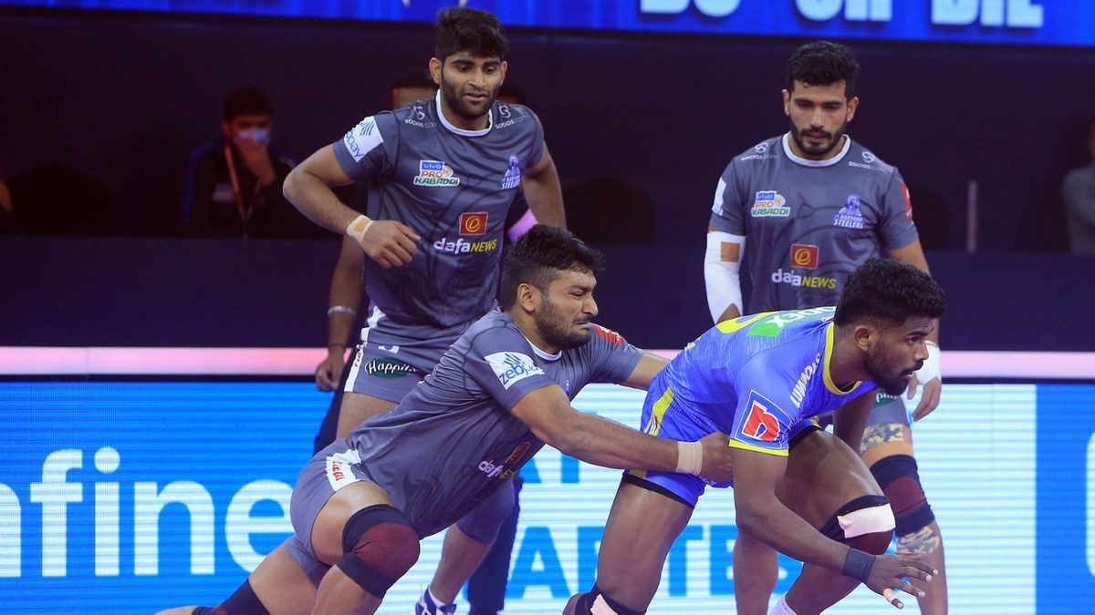 Ajinkya Pawar of Tamil Thalaivas tries to escape from the Haryana Steelers' defenders in Match 102 of VIVO Pro Kabaddi League Season 8