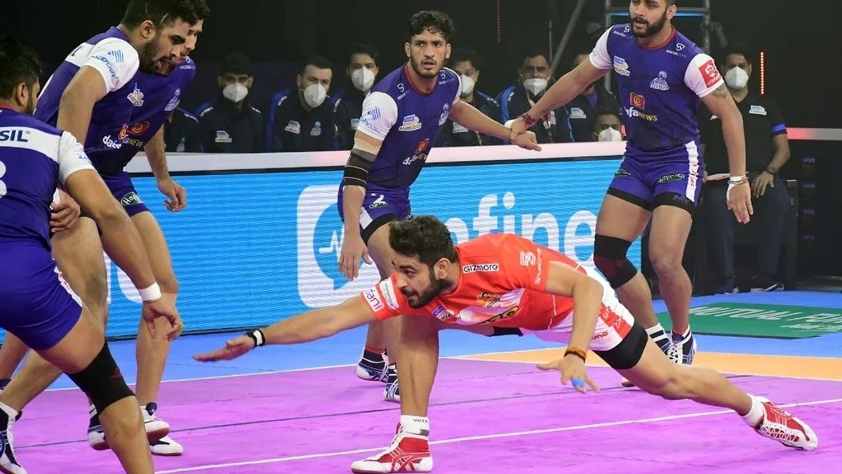 Gujarat Giants' Ajay Kumar tries to get a point against Haryana Steelers in Match 28 of VIVO Pro Kabaddi League Season 8 