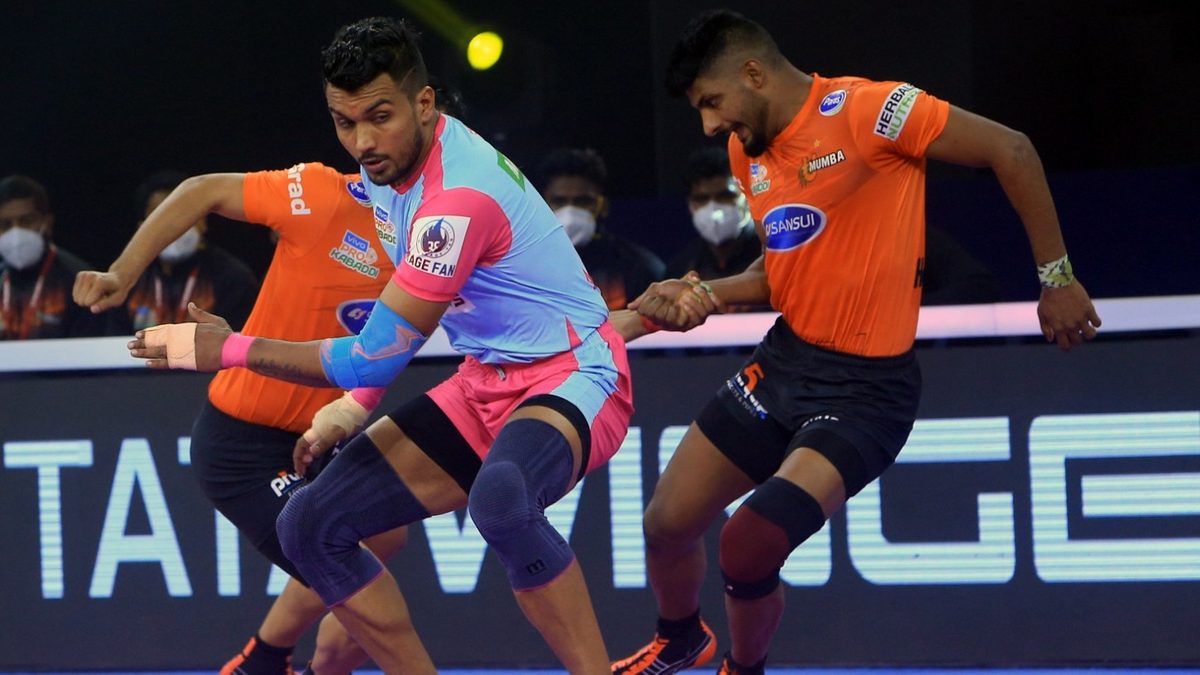 Arjun Deshwal of Jaipur Pink Panthers tries to get away from the U Mumba defenders in Match 119 of VIVO Pro Kabaddi League Season 8