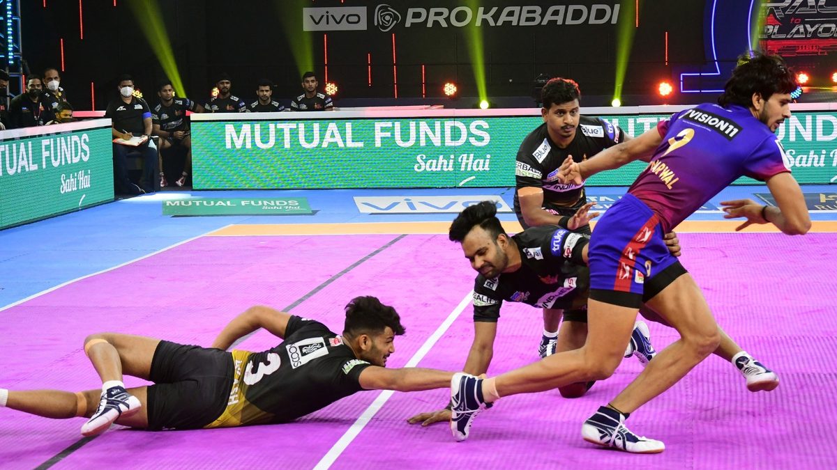 Neeraj Narwal of Dabang Delhi K.C. escapes from the Telugu Titans' defenders in Match 128 of VIVO Pro Kabaddi League Season 8