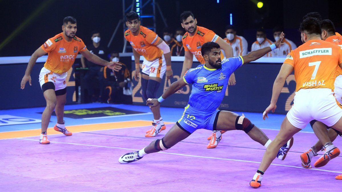 Tamil Thalaivas' Ajinkya Pawar goes full stretch against Puneri Paltan in Match 23 of VIVO Pro Kabaddi League Season 8