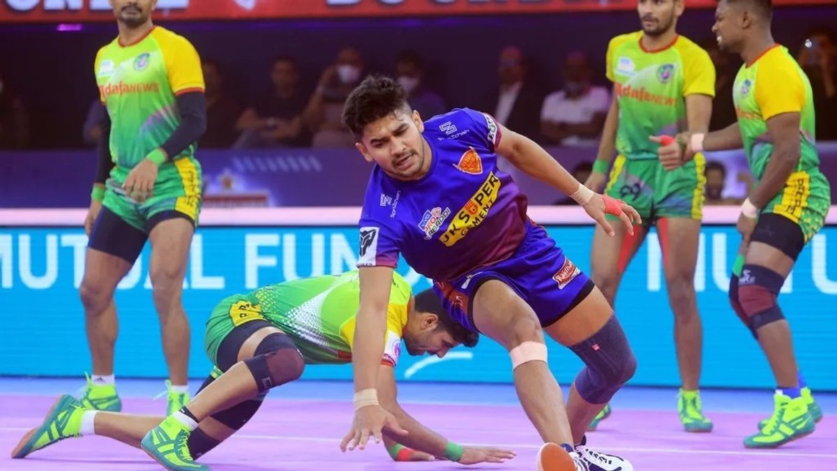 Dabang Delhi K.C.'s Naveen Kumar escapes after picking up a point against Patna Pirates in Final of VIVO Pro Kabaddi League Season 8