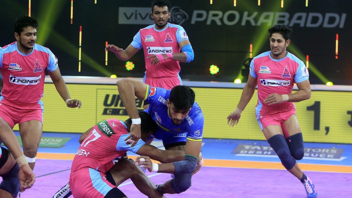Manjeet of Tamil Thalaivas looks to get past Naveen of Jaipur Pink Panthers in Match 58 of VIVO Pro Kabaddi League Season 8