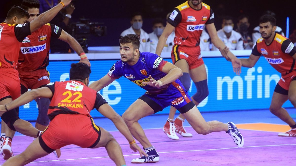 Ashu Malik of Dabang Delhi K.C. looks for points in a crowded Bengaluru Bulls defense in match 50 of VIVO Pro Kabaddi League Season 8 