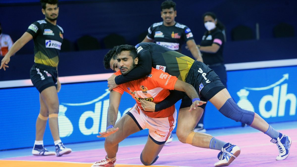 Rakesh of Gujarat Giants is unable to get past the Telugu Titans defence in Match 105 of VIVO Pro Kabaddi League Season 8