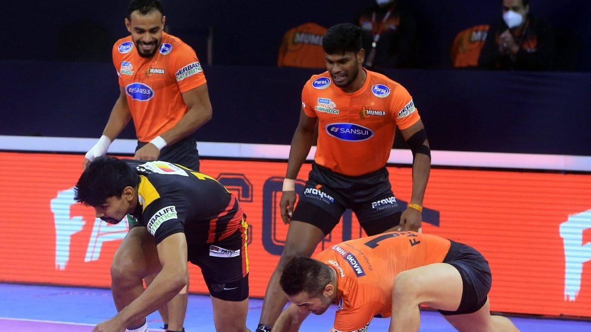 U Mumba's Fazel Atrachali tackles Bengaluru Bulls' Pawan Sehrawat in Match 78 of VIVO Pro Kabaddi League Season 8.