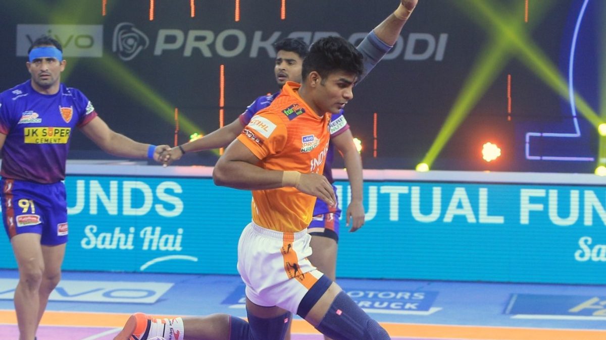 Puneri Paltan all-rounder Aslam Inamdar goes back after securing a point against Dabang Delhi K.C. in Match 76 of VIVO Pro Kabaddi League Season 8.