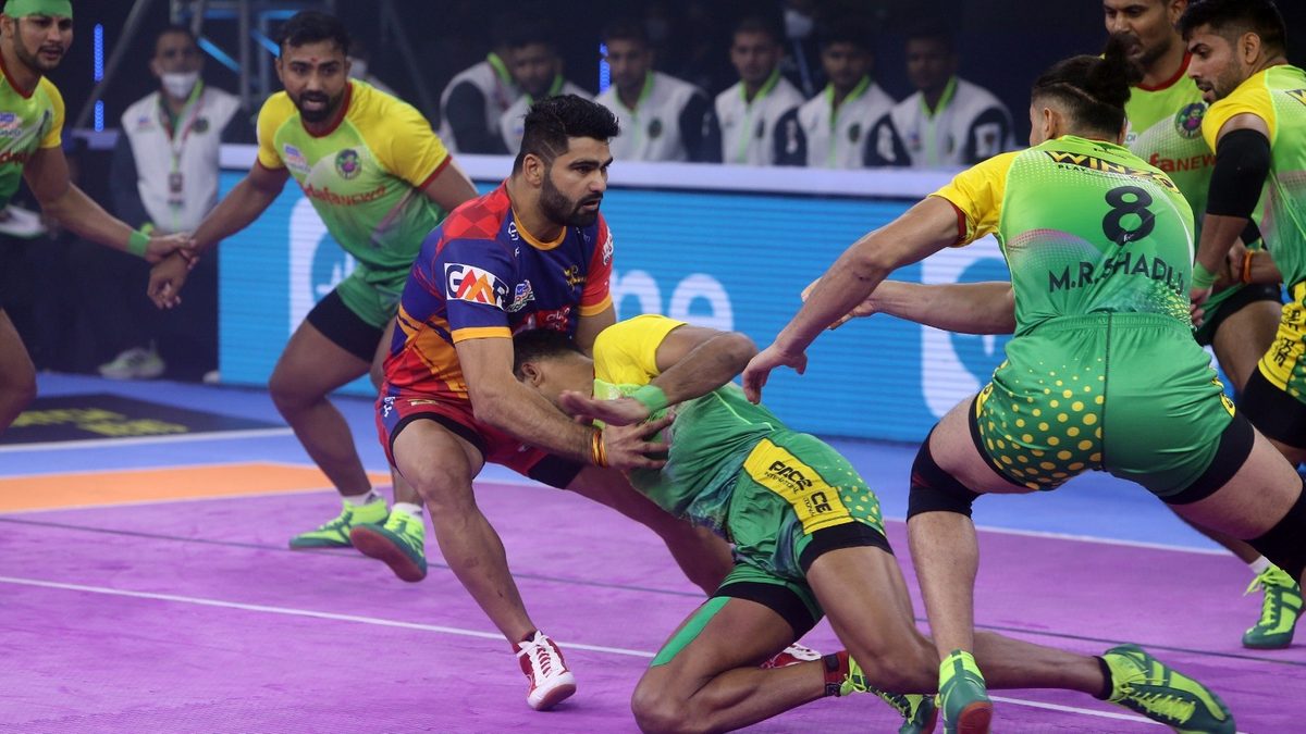 Pardeep Narwal of U.P. Yoddha gets tackled by Sachin of Patna Pirates in Match 10 of VIVO Pro Kabaddi League Season 8