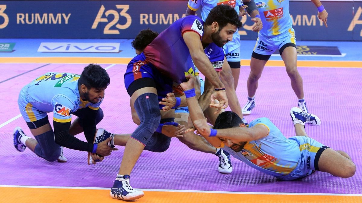 Vijay of Dabang Delhi K.C. bumps into a crowded U.P. Yoddha defence in Match 117 of VIVO Pro Kabaddi League Season 8