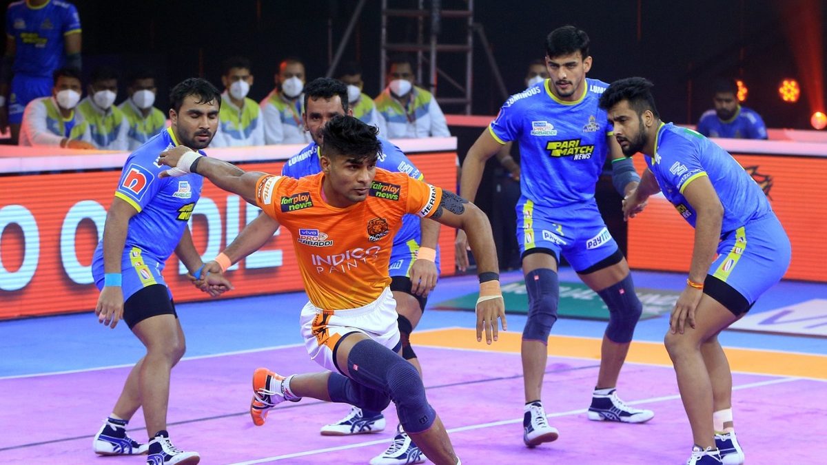 Aslam Inamdar of Puneri Paltan looks set for a point against Tamil Thalaivas in Match 121 of VIVO Pro Kabaddi League Season 8