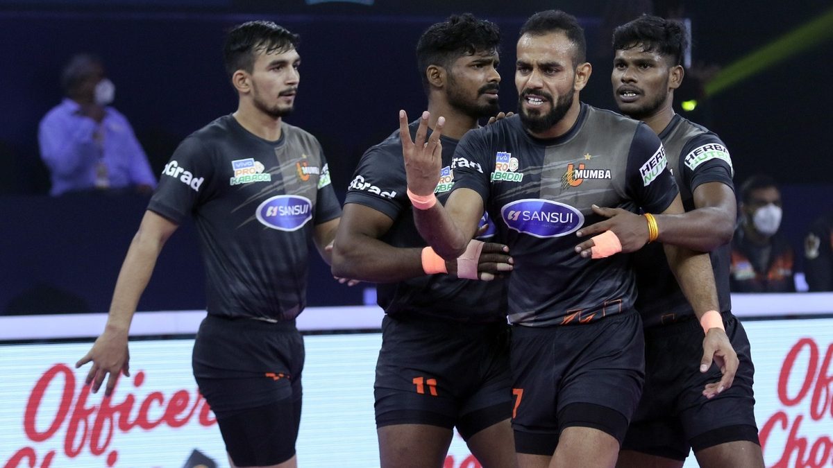 U Mumba players celebrate against Jaipur Pink Panthers in Match 21 of VIVO Pro Kabaddi League Season 8