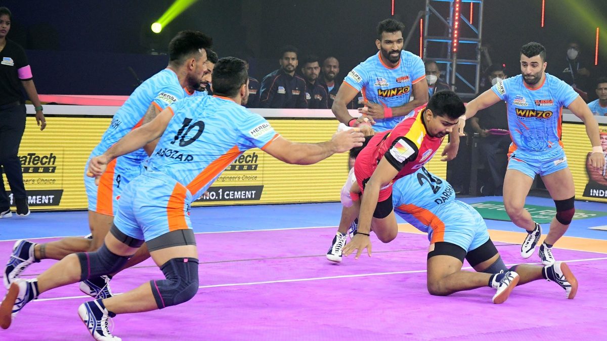 Pawan Sehrawat of Bengaluru Bulls is unable to get past the Bengal Warriors' defenders in Match 14 of VIVO Pro Kabaddi League Season 8