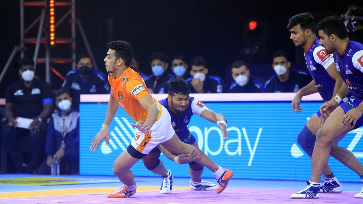 Puneri Paltan's Mohit Goyat runs for the midline against Haryana Steelers in Match 108 of VIVO Pro Kabaddi League Season 8
