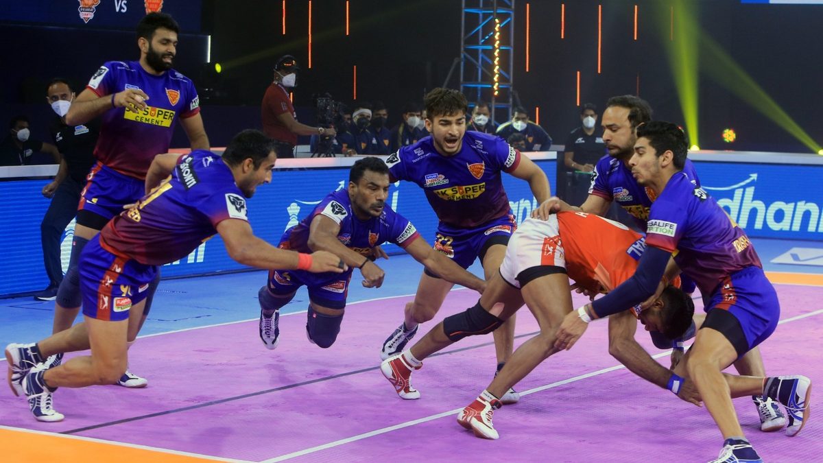 The Dabang Delhi K.C. defense successfully prevents a raid by Gujarat Giants in Match 81 of VIVO Pro Kabaddi League Season 8